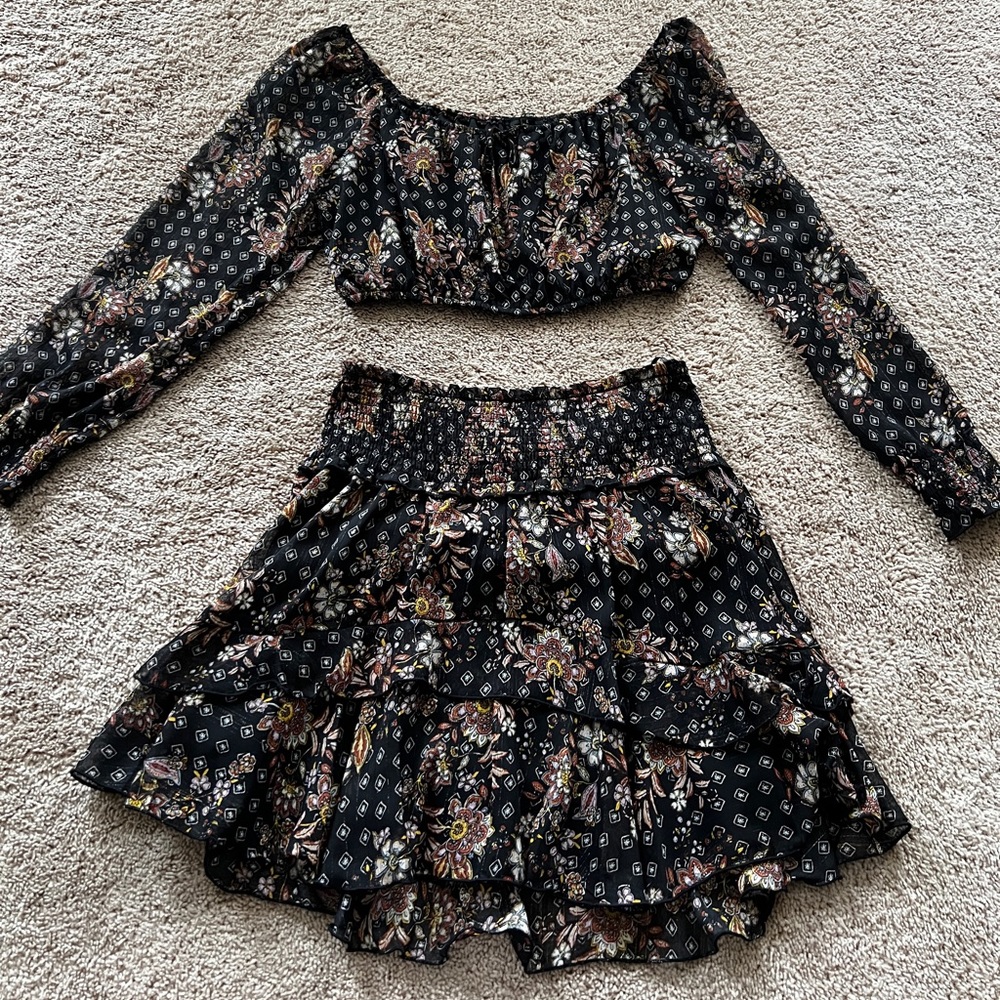 L floral paisley black set. crop top and skirt
